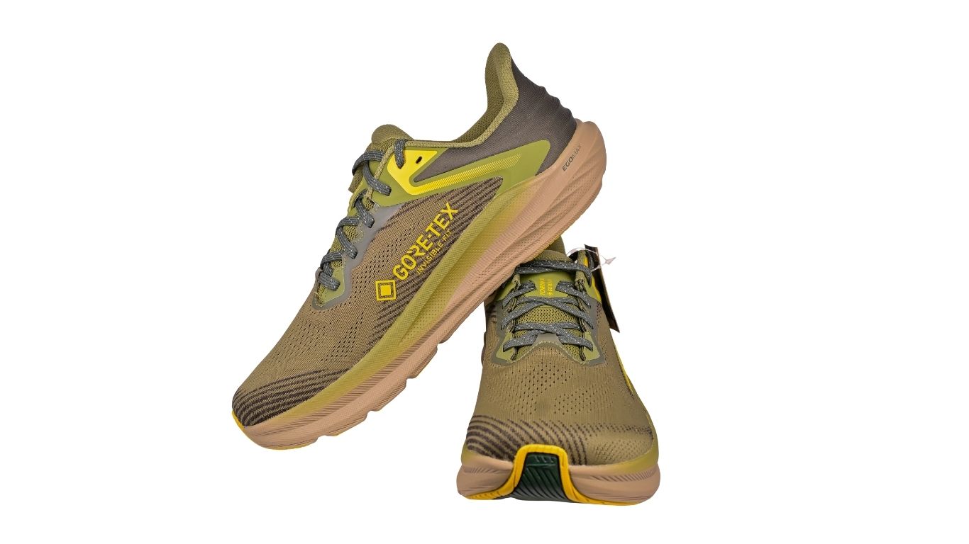 Laufschuh, schräge Vorderansicht als Paar. Geschlossene Zehen, sportliche Silhouette, voluminöse Sohle.
