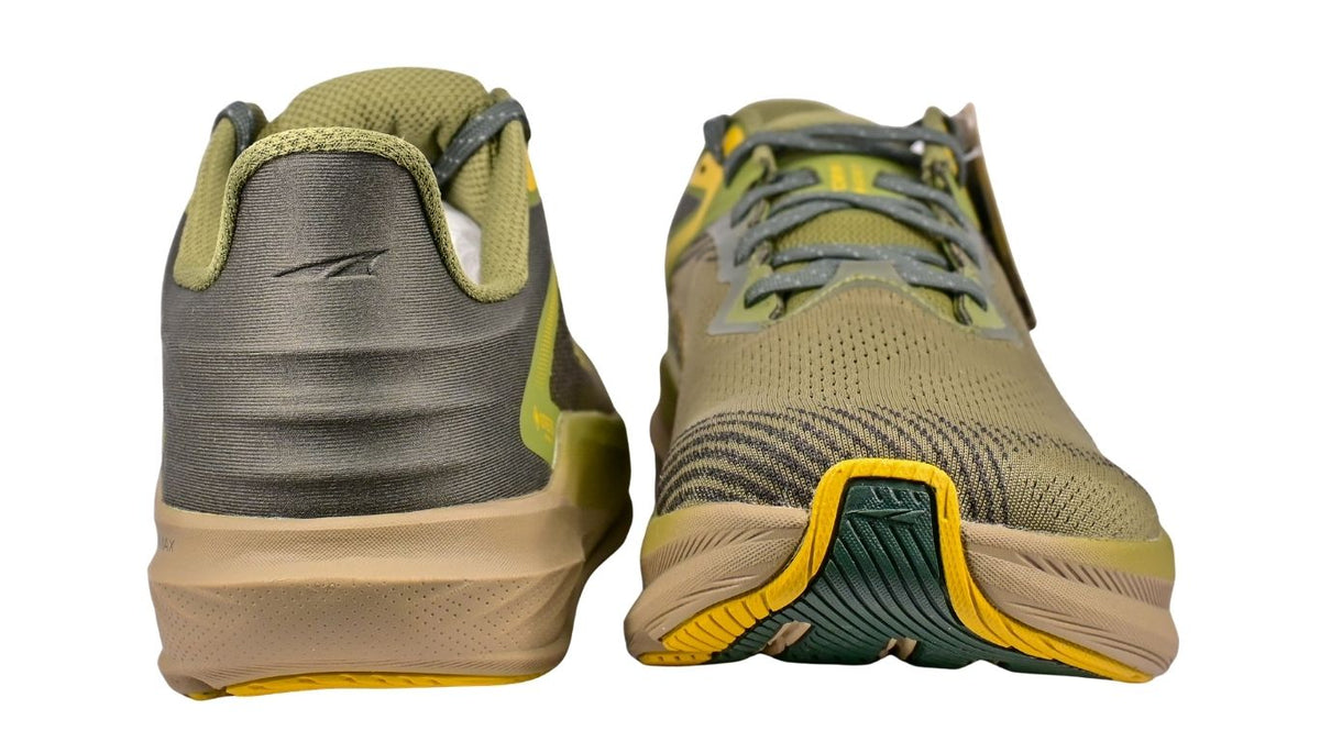Laufschuh, Rückansicht als Paar. Gerader Fersenverlauf, durchgehende Sohlenlinie.