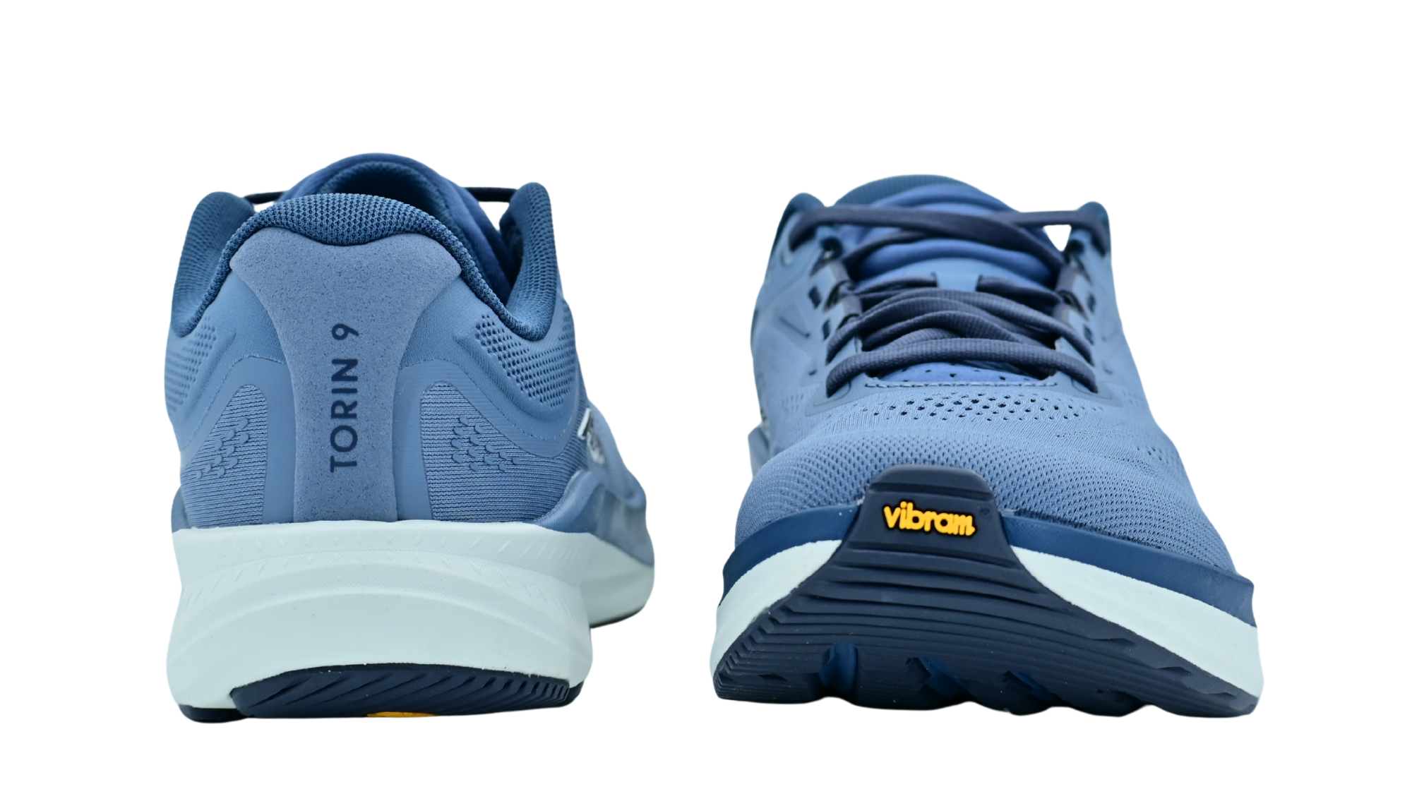 Laufschuh mit Schnürung, Mesh-Obermaterial und gepolsterter Zwischensohle, Vorder- und Rückansicht als Paar