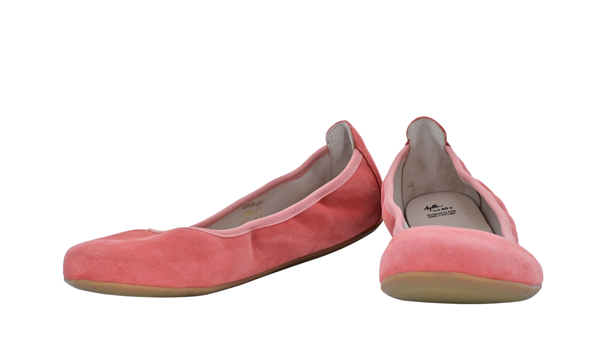 Barfuß-Ballerina für Erwachsene als Paar mit breiter Zehenbox, geschlossenem Zehenbereich, geschlossener Ferse, Schlupfform ohne Verschluss, flacher flexibler Sohle, schräge Vorderansicht.