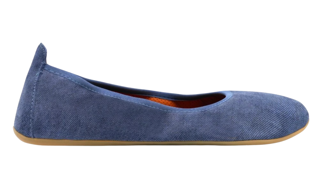 Barfußballerina, Seitenansicht außen. Geschlossene Zehen, geschlossener Fersenbereich, flache flexible Sohle, breite Zehenbox.