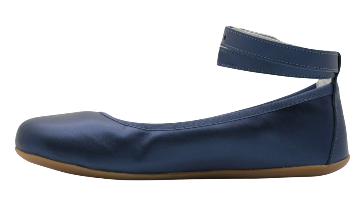 Barfußschuh, Seitenansicht innen. Geschlossener Schuh mit verstellbarem Riemen, geschlossene Zehen, geschlossener Fersenbereich, flache Sohle.