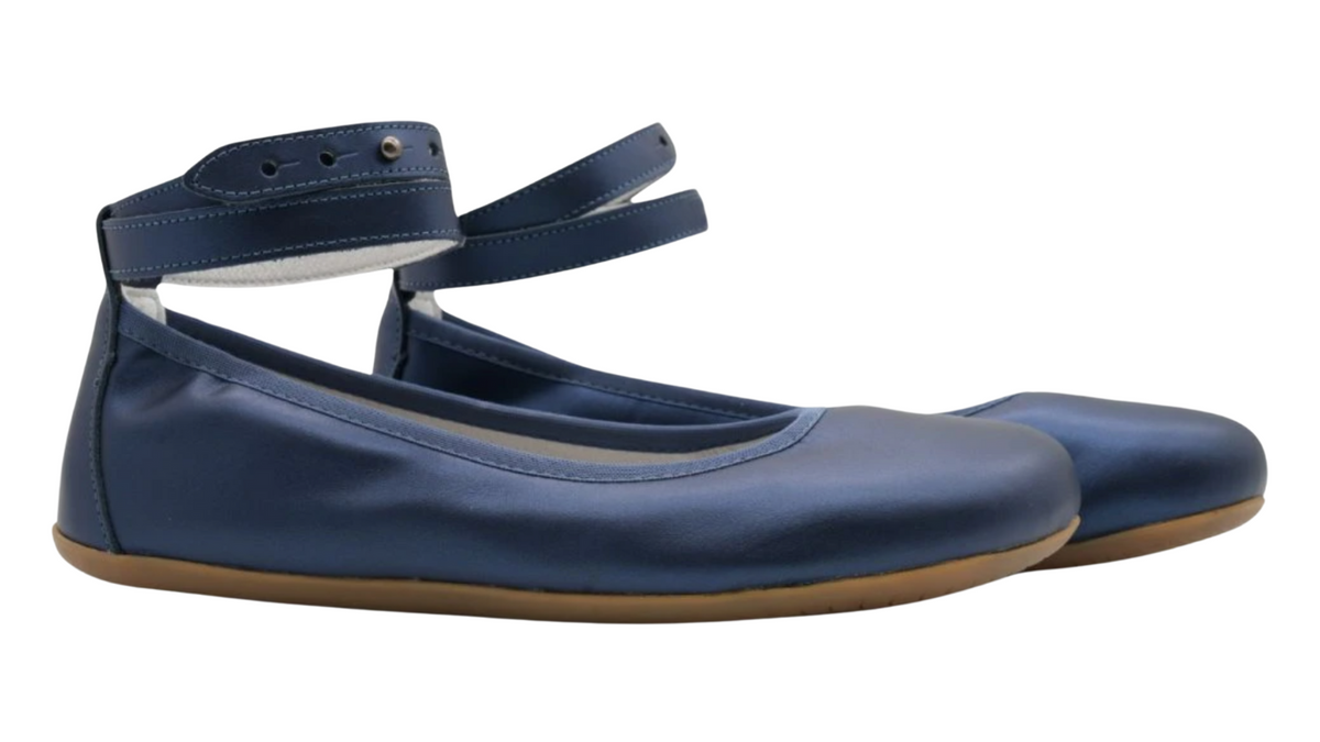 Barfußschuh, schräge Vorderansicht. Geschlossener Schuh, Riemenkonstruktion über dem Spann, breite Zehenbox, flache flexible Sohle.