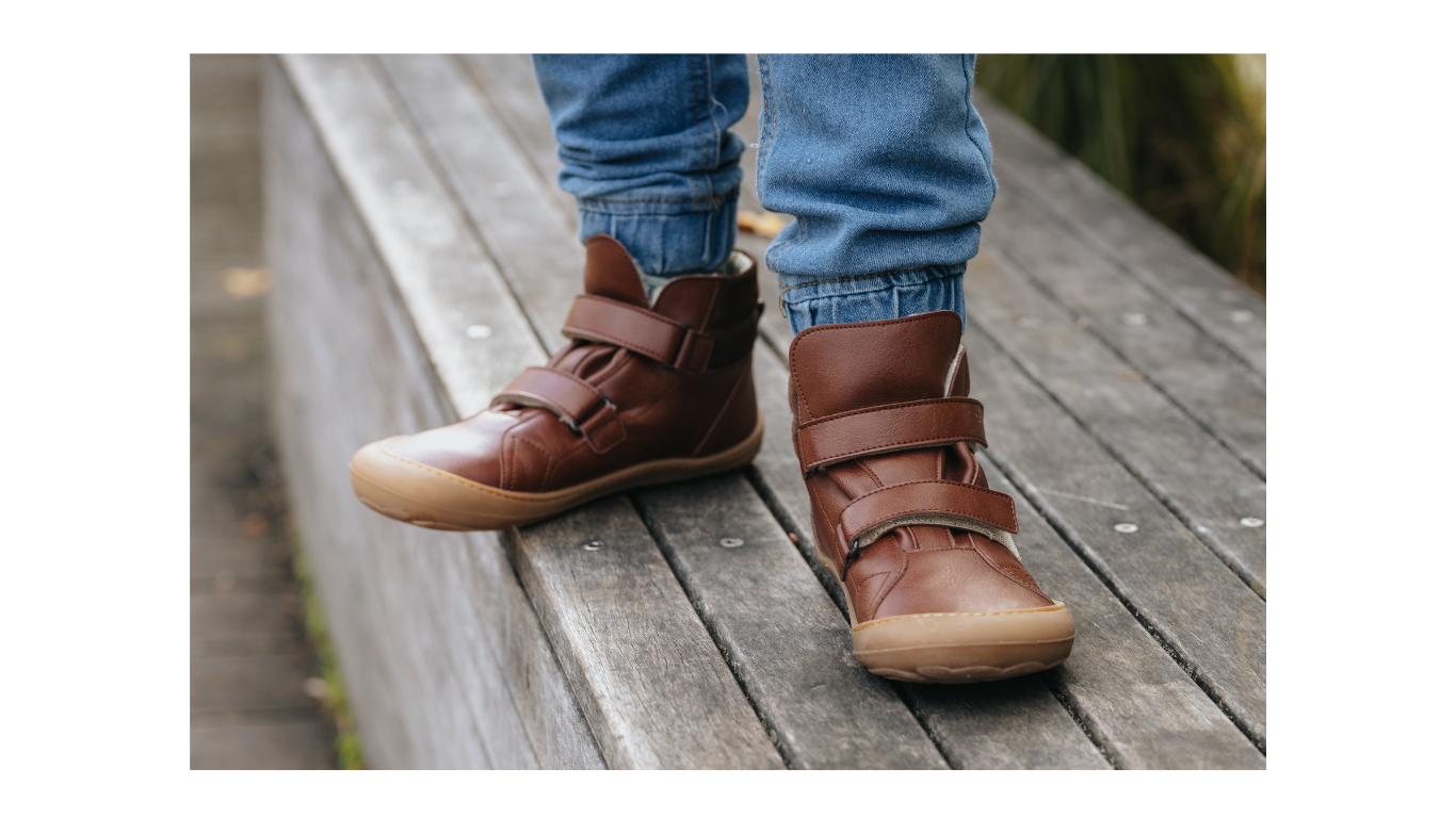 Barfußschuh für Kinder, knöchelhoch, Tragebild. Kind trägt geschlossene Schuhe im Gehen, Fersen- und Vorfußkontakt erkennbar.
