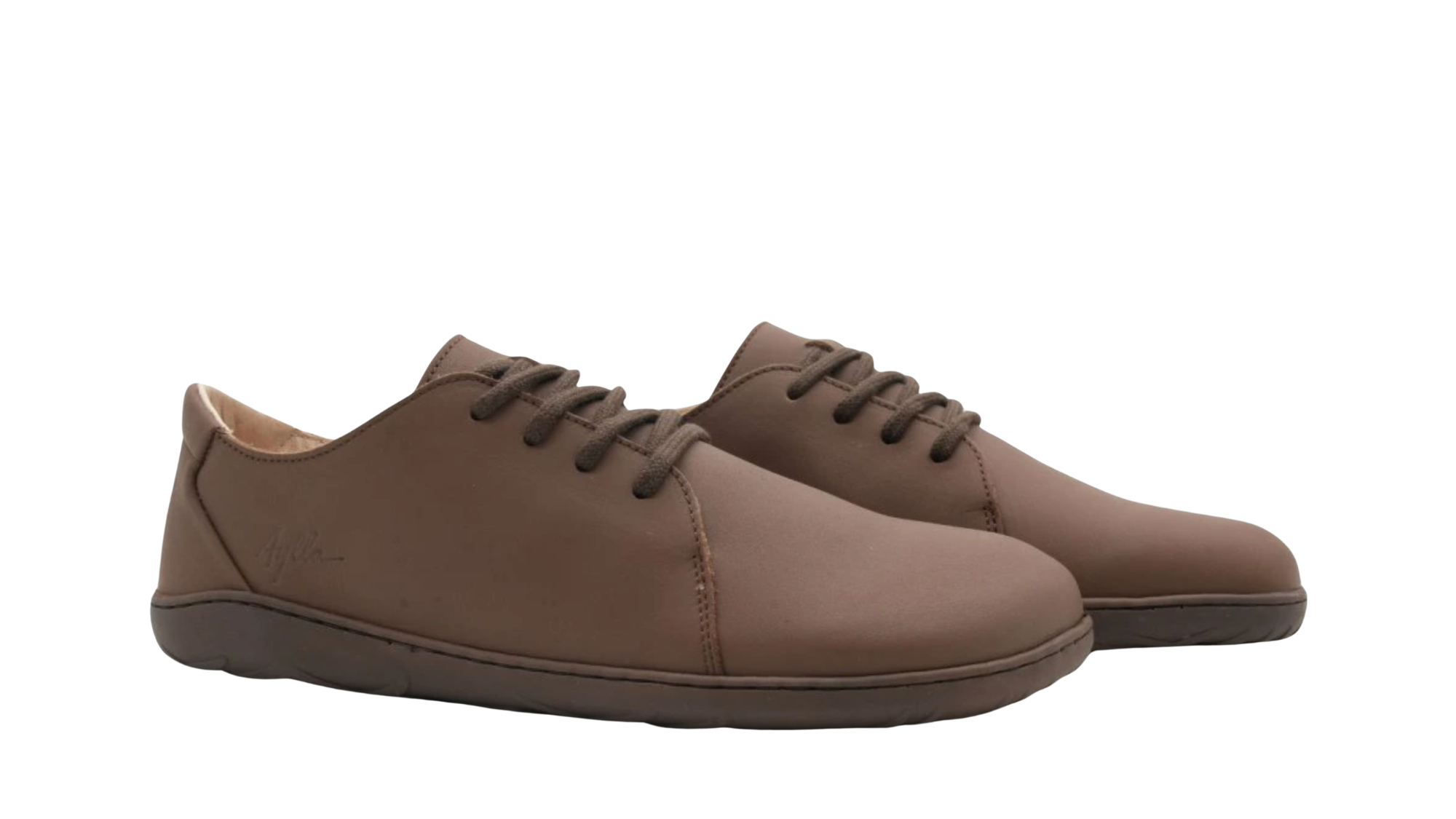 Barfußschuh für Erwachsene als Paar mit breiter Zehenbox, geschlossenem Zehenbereich, geschlossener Ferse, Schnürung, flacher flexibler Sohle, schräge Vorderansicht.