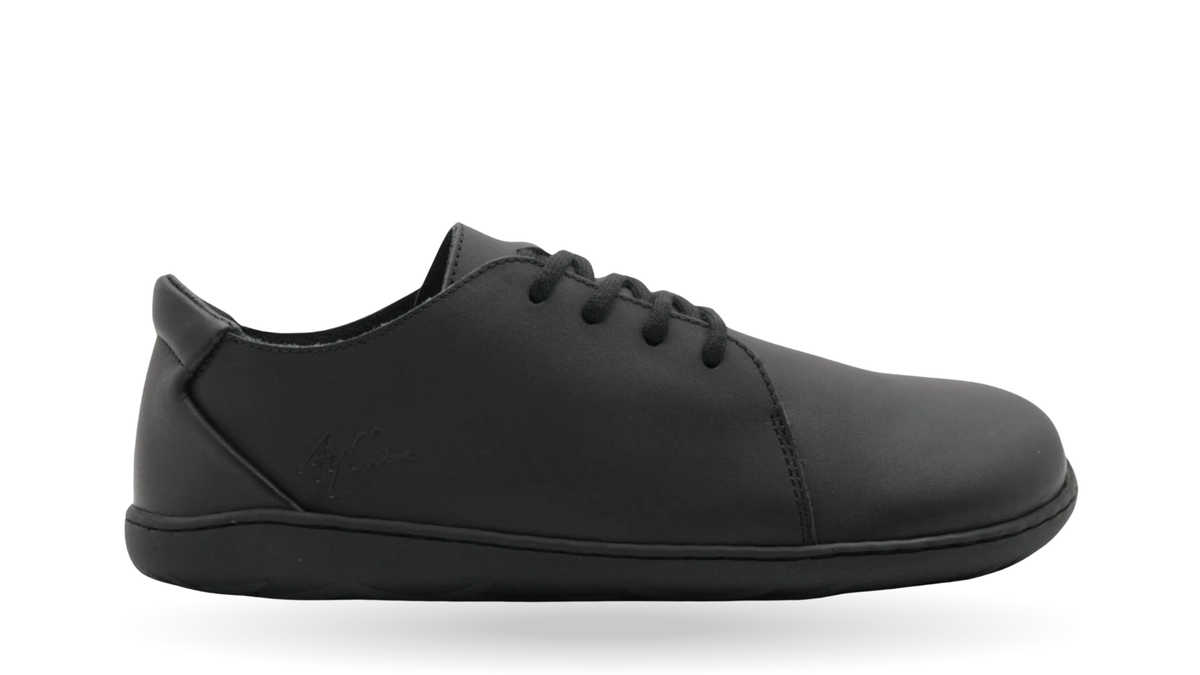 Barfußschuh für Erwachsene mit breiter Zehenbox, geschlossenem Zehenbereich, geschlossener Ferse, Schnürung, flacher flexibler Sohle, Seitenansicht außen.