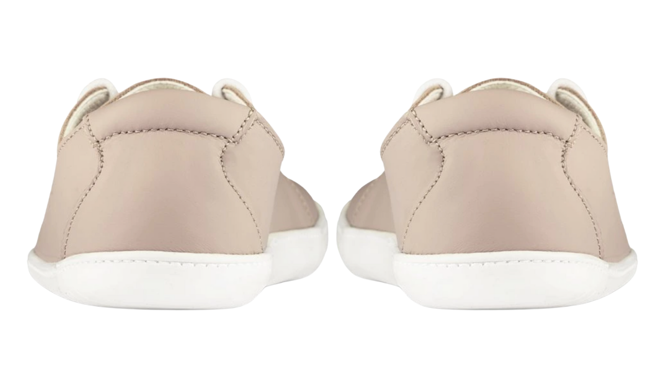 Barfußschuh für Erwachsene als Paar mit geschlossener Ferse und flacher flexibler Sohle, Rückansicht.