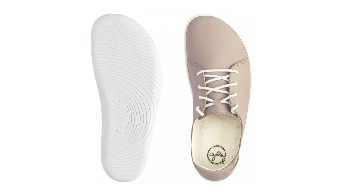 Barfußschuh für Erwachsene mit flacher, flexibler Sohle und strukturiertem Profil, Ansicht von oben und unten.