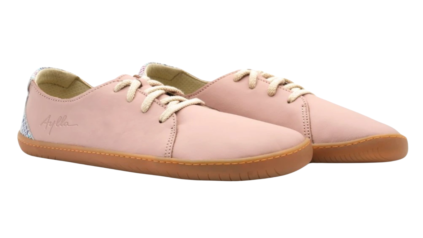 Barfußschuh für Erwachsene als Paar mit breiter Zehenbox, geschlossenem Zehenbereich, geschlossener Ferse, Schnürung, flacher flexible Sohle, schräge Vorderansicht.