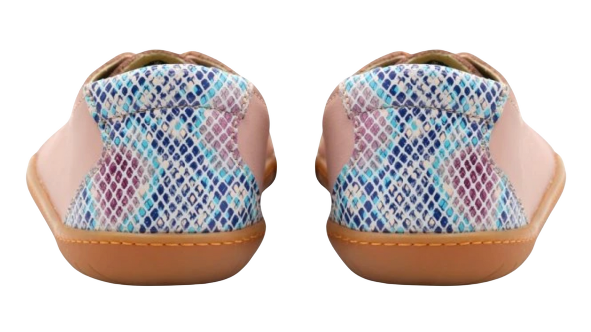 Barfußschuh für Erwachsene als Paar mit geschlossener Ferse und flacher flexibler Sohle, Rückansicht.