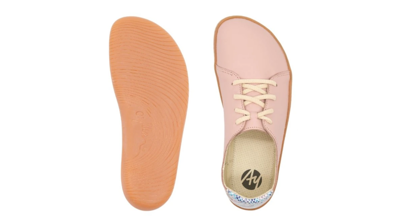 Barfußschuh für Erwachsene mit flacher, flexibler Sohle und strukturiertem Profil, Ansicht von unten.
