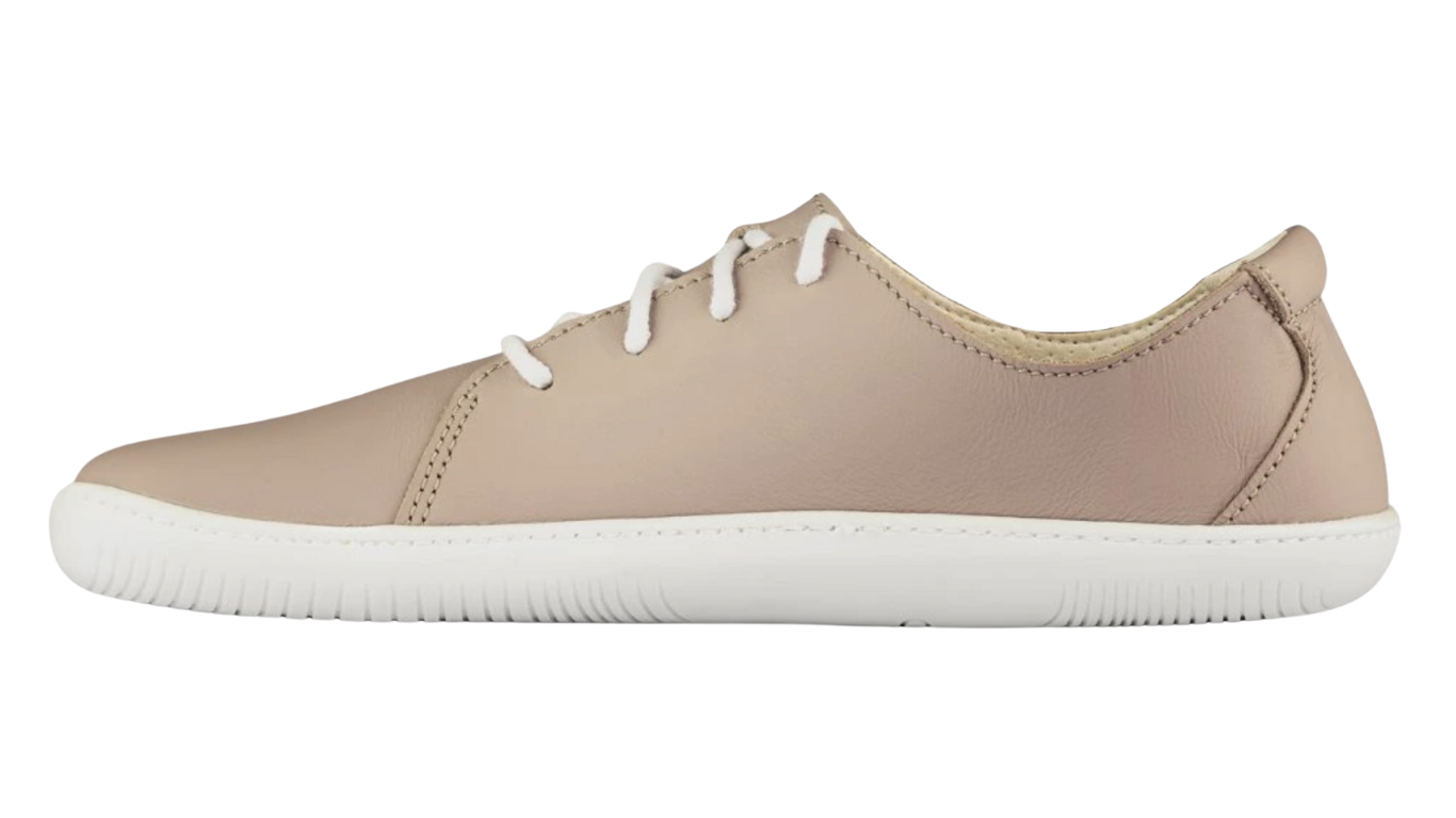 Barfußschuh für Erwachsene mit breiter Zehenbox, geschlossenem Zehenbereich, geschlossener Ferse, Schnürung, flacher flexible Sohle, Seitenansicht innen.