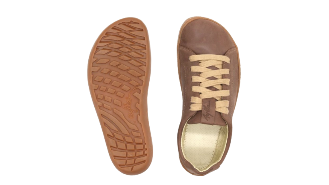 Barfußschuh als Paar, Ansicht von unten. Profilierte Laufsohle, flacher Fersenbereich, gleichmäßige Sohlenform.