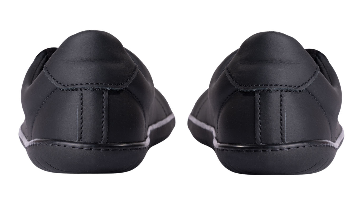 Barfußschuh als Paar, Rückansicht. Geschlossener Fersenbereich, niedriger Schaft, gerade Fersenform.