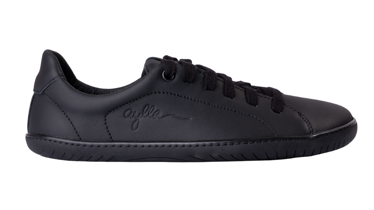 Barfußschuh, Seitenansicht außen. Geschlossener Schuh mit Schnürung, breite Zehenbox, flexible flache Sohle.