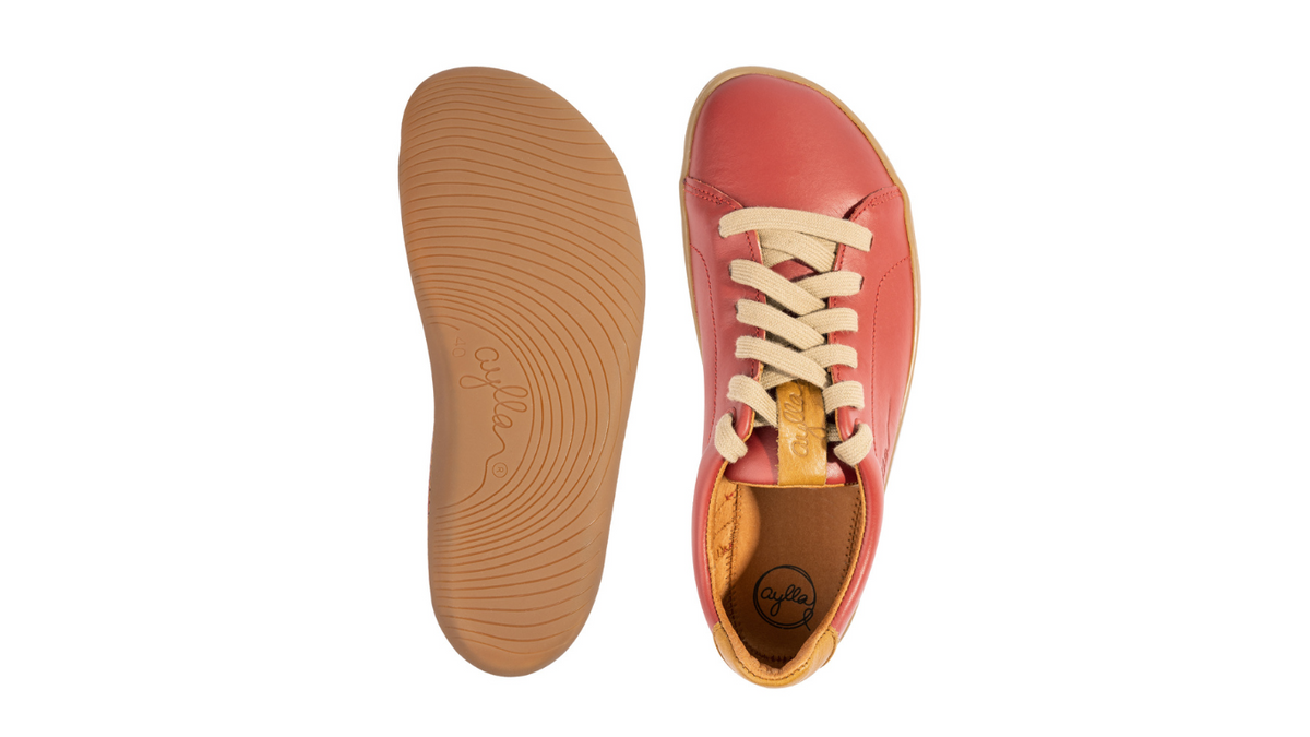 Barfußschuh, Ansicht von unten und Draufsicht. Flache Sohle und geöffnete Schuhöffnung sichtbar.