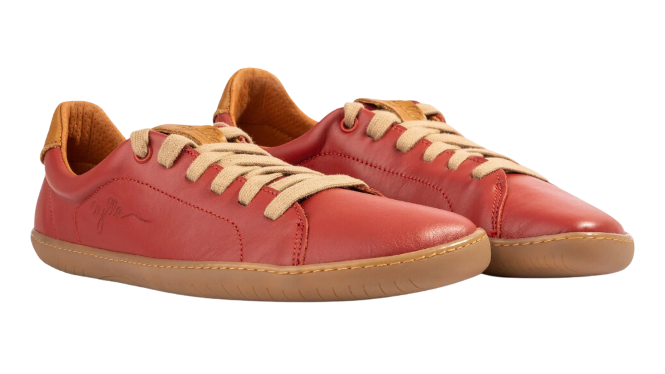 Barfußschuh als Paar, schräge Vorderansicht. Geschlossener Schuh mit Schnürung, gleichmäßige Sohlenhöhe.