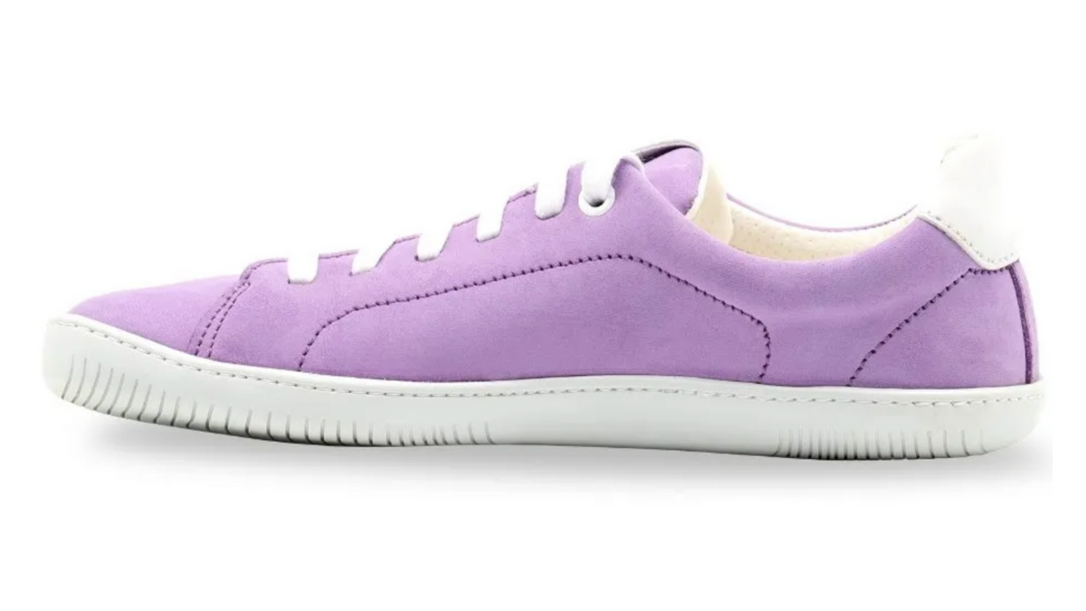 Barfußschuh für Erwachsene mit breiter Zehenbox, geschlossenem Zehenbereich, geschlossener Ferse, Schnürung, flacher flexible Sohle, Seitenansicht innen.
