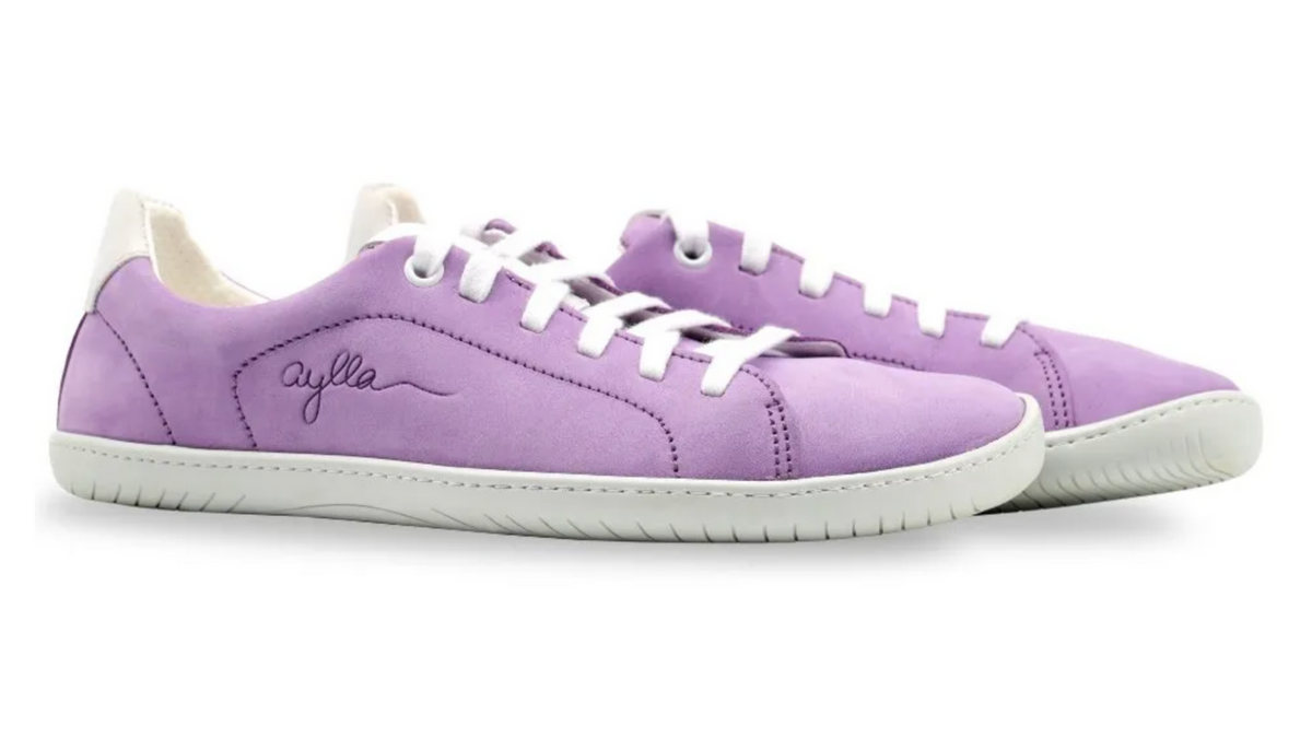 Barfußschuh für Erwachsene als Paar mit breiter Zehenbox, geschlossenem Zehenbereich, geschlossener Ferse, Schnürung, flacher flexible Sohle, schräge Vorderansicht.