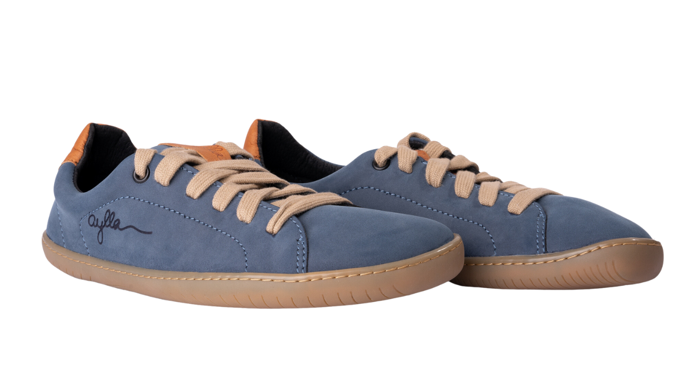 Barfußschuhe als Paar, schräge Vorderansicht. Niedrige Bauhöhe, gleichmäßige Zehenform, flexible Sohlen sichtbar.