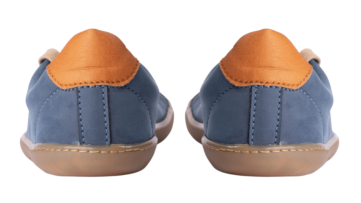 Barfußschuhe als Paar, Rückansicht. Flacher Fersenbereich, weicher Schaftabschluss, keine Absatzsprengung erkennbar.