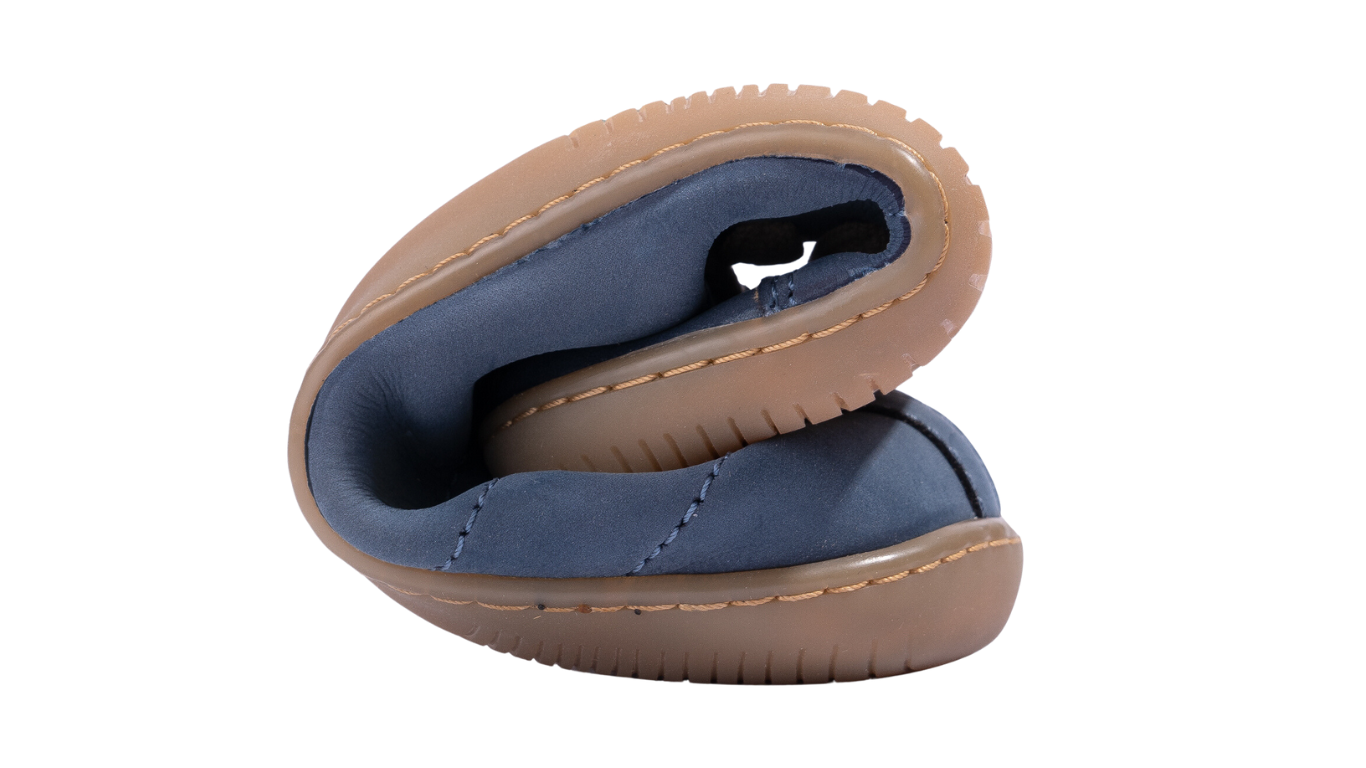 Barfußschuh, zusammengerollt dargestellt. Sehr hohe Flexibilität von Sohle und Obermaterial sichtbar.
