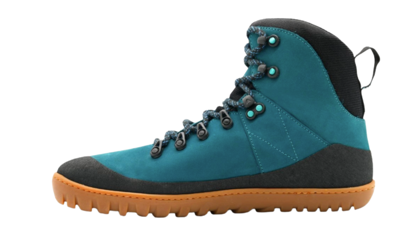 Stiefel, Seitenansicht nach linkts. Mittelhoher Schaft, flexible flache Sohle, Schnürung mit Metallösen, breite Zehenbox.