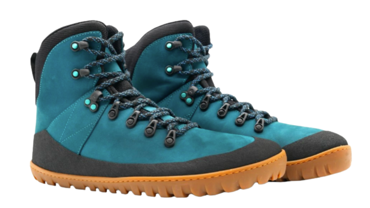 Stiefel als Paar, schräge Vorderansicht. Symmetrische Form, gleichmäßige Leistenbreite.