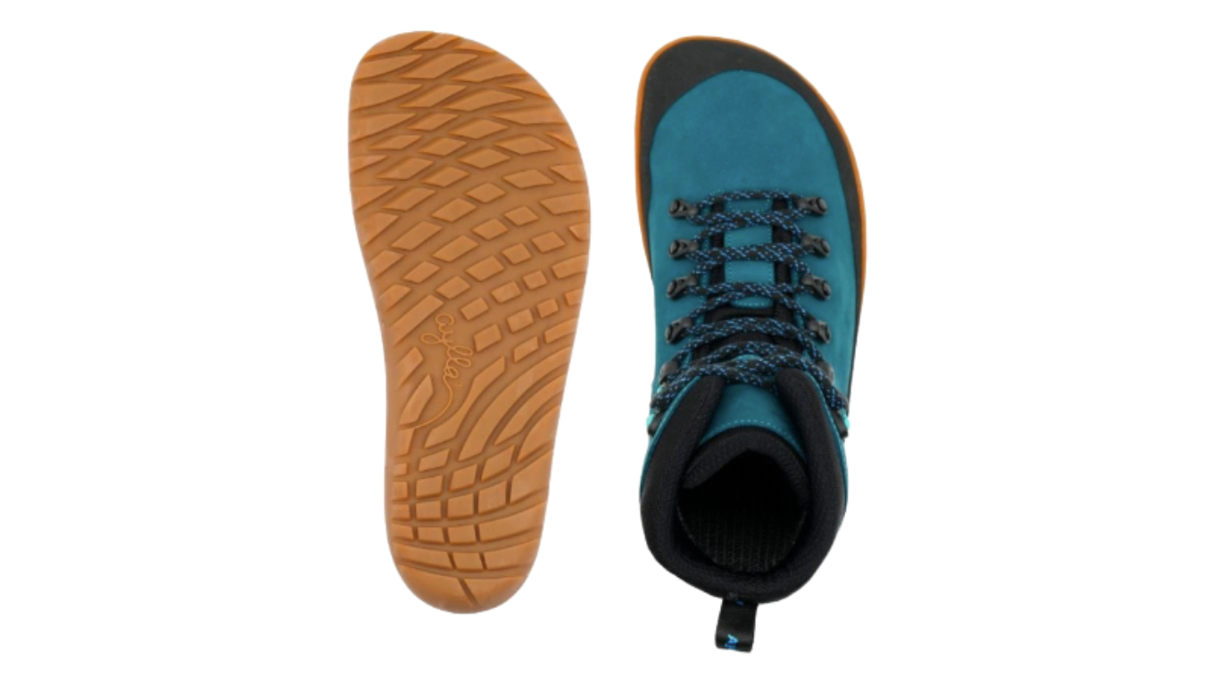 Stiefel, Ansicht von unten und von hinten. Profil der Laufsohle, flacher Fersenbereich, Zugschlaufe sichtbar.
