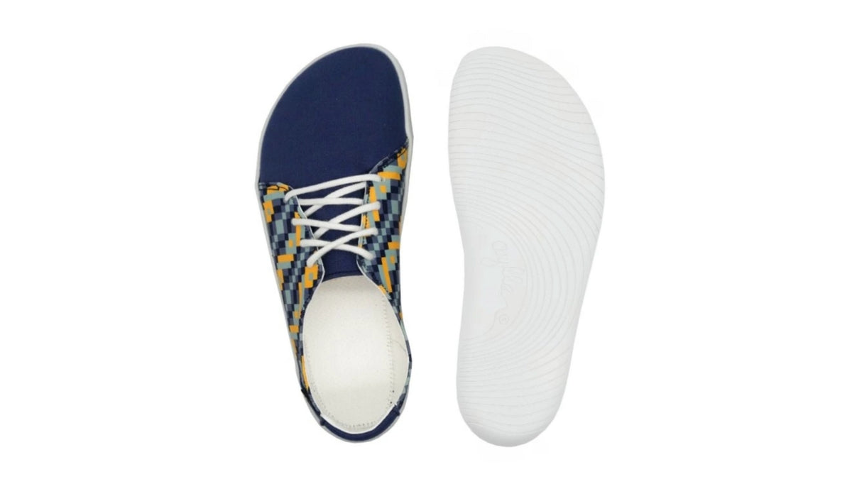 Barfußschuh, Draufsicht mit separater Sohlenansicht.
Schnürung und Zehenverlauf von oben, vollständig flache Laufsohle.