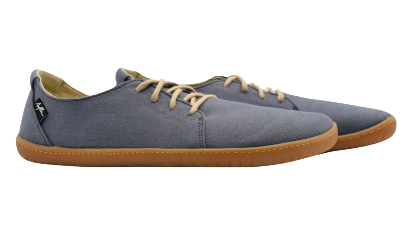 Barfußschuh als Paar, schräge Vorderansicht. Geschlossener Schuh mit Schnürung, breite Zehenbox.