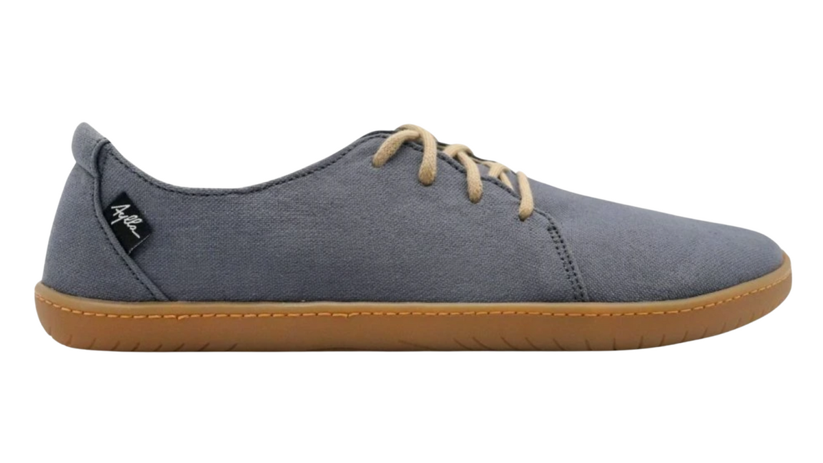 Barfußschuh, Seitenansicht nach rechts.
Niedriger Schnitt, flache flexible Sohle, breite Zehenbox, klassische Schnürung.