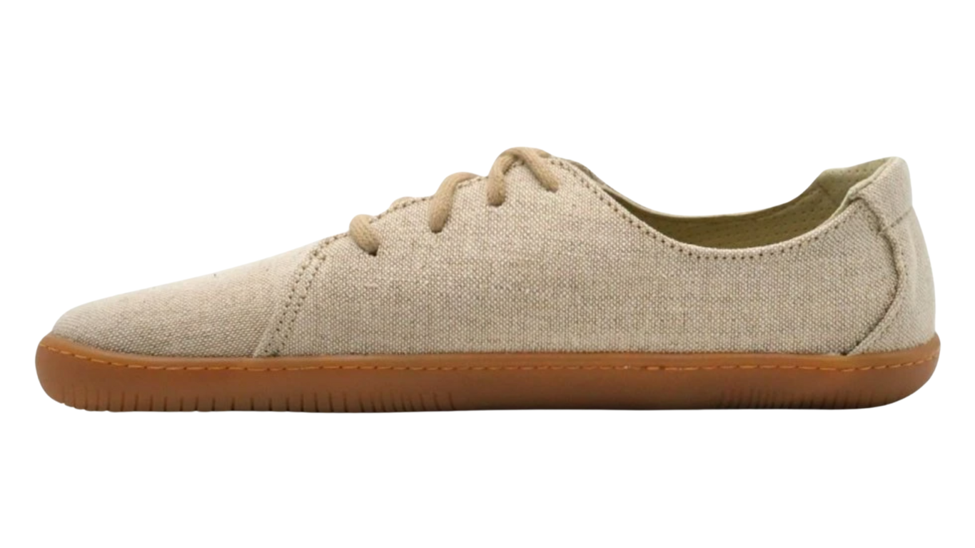 Barfußschuh, Seitenansicht außen. Geschlossener Schuh mit Schnürung, flache Sohle, gleichmäßige Sohlenhöhe.