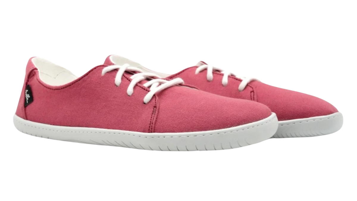 Barfußschuh als Paar, schräge Vorderansicht. Geschlossener Schuh mit Schnürung, breite Zehenbox.