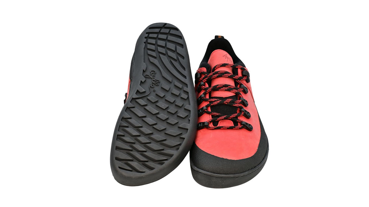 Barfußschuh als Paar, Ansicht von unten. Profilierte Laufsohle, flacher Fersenbereich, durchgehende Sohlenform.