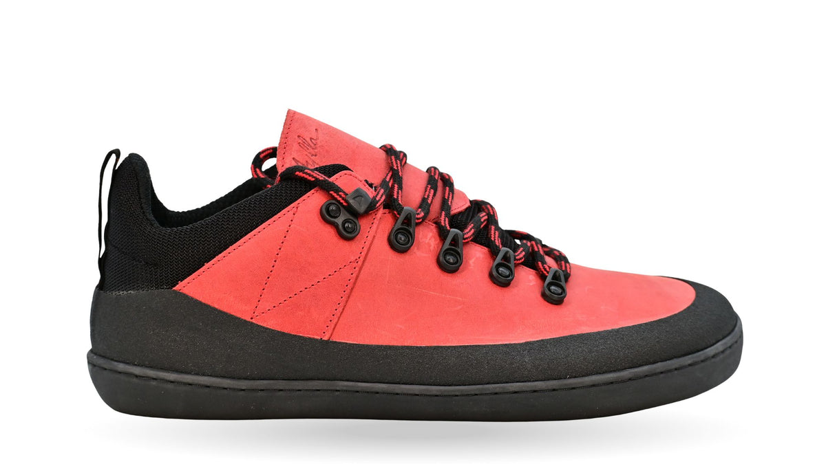 Barfußschuh, Seitenansicht außen. Geschlossener Schuh, Schnürung mit Ösen, knöchelhoch, breite Zehenbox, flache flexible Sohle.