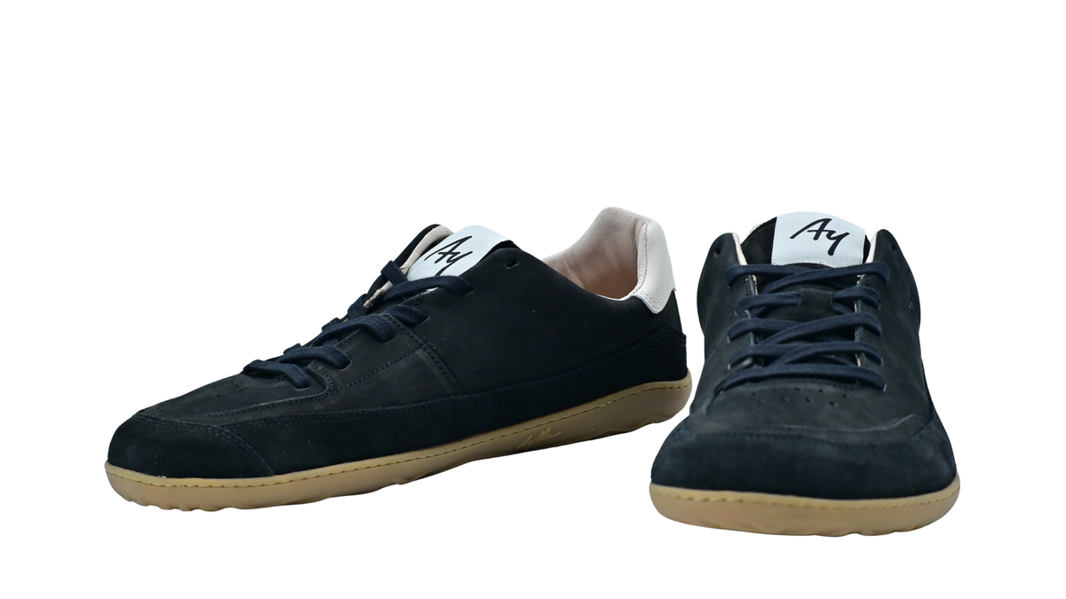 Barfußschuh mit Schnürung, breiter Zehenbox und flexibler Sohle, schräge Vorderansicht als Paar