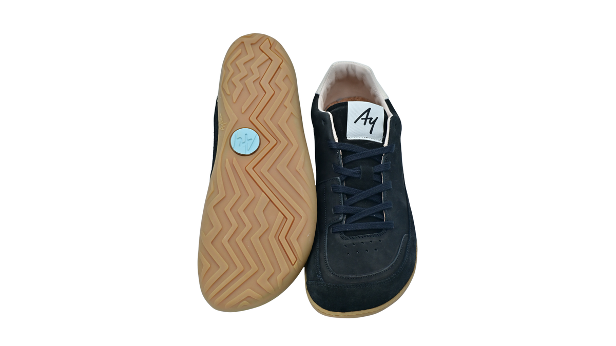 Barfußschuh mit Schnürung, breiter Zehenbox und flexibler Sohle, Ansicht von unten und Draufsicht als Paar