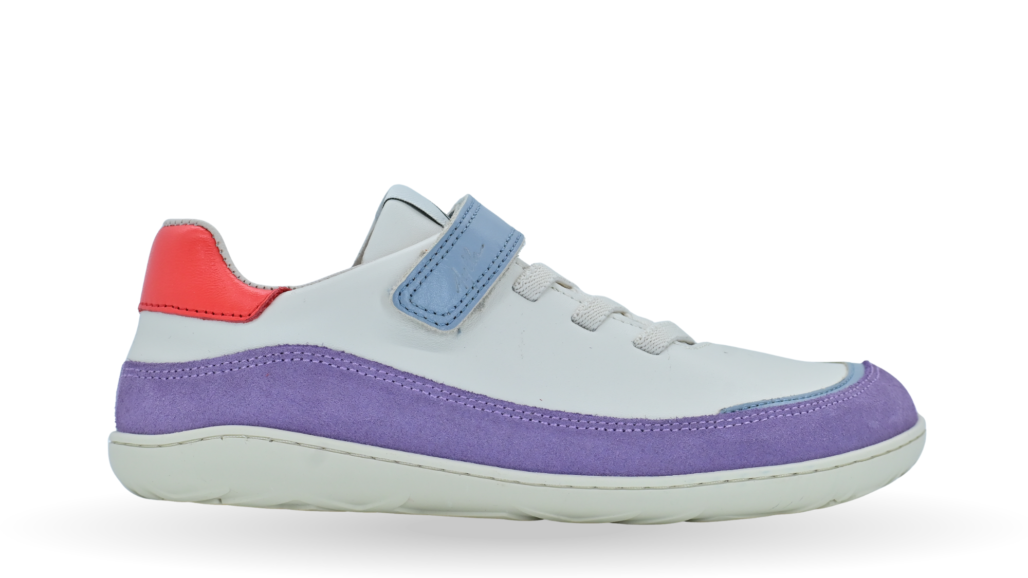 Barfußschuh für Erwachsene mit breiter Zehenbox, geschlossenem Zehenbereich, geschlossener Ferse, Klettverschluss und Schnürung, flacher flexibler Sohle, Seitenansicht außen.