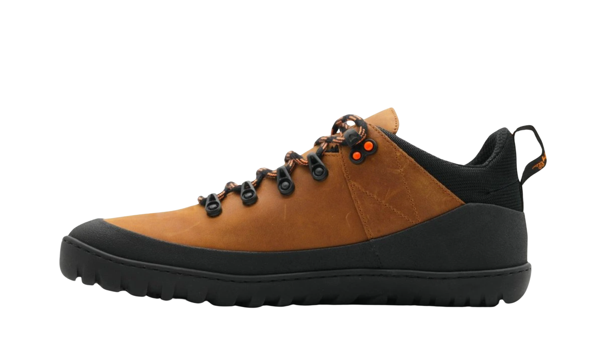 Barfußschuh für Erwachsene mit breiter Zehenbox, geschlossenem Zehenbereich, geschlossener Ferse, Schnürung mit Ösen, profilierte flexible Sohle, Seitenansicht innen.
