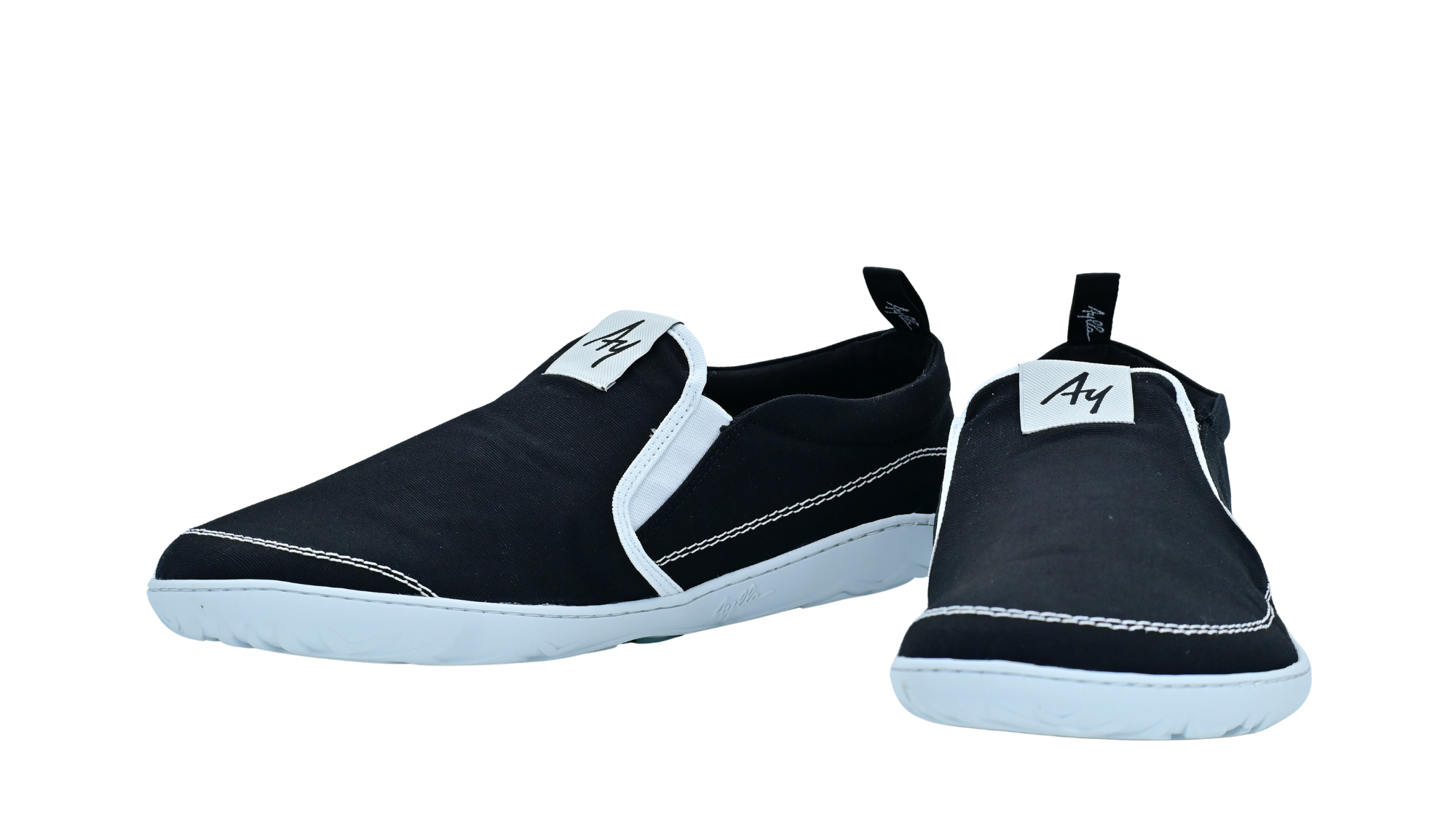 Barfußschuh mit elastischem Einstieg, breiter Zehenbox und flexibler Sohle, schräge Vorderansicht als Paar