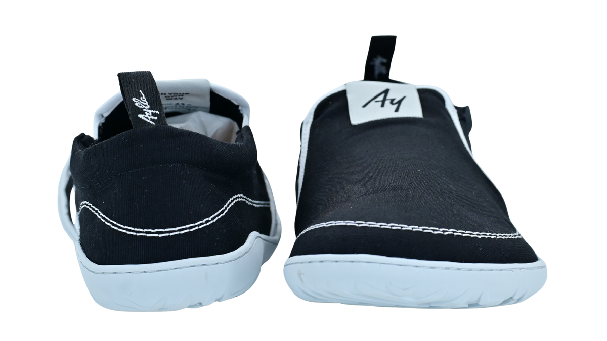 Barfußschuh mit elastischem Einstieg, breiter Zehenbox und flexibler Sohle, Vorder- und Rückansicht als Paar