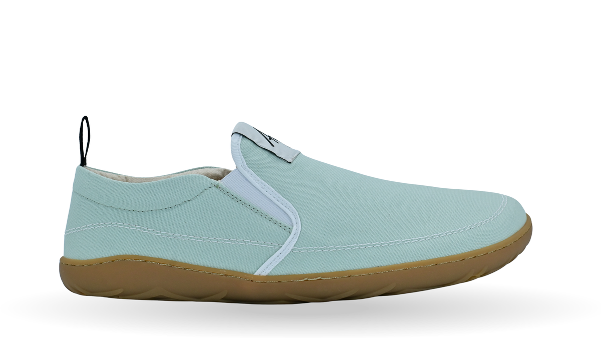 Barfußschuh mit elastischem Einstieg, breiter Zehenbox und flexibler Sohle in Seitenansicht außen