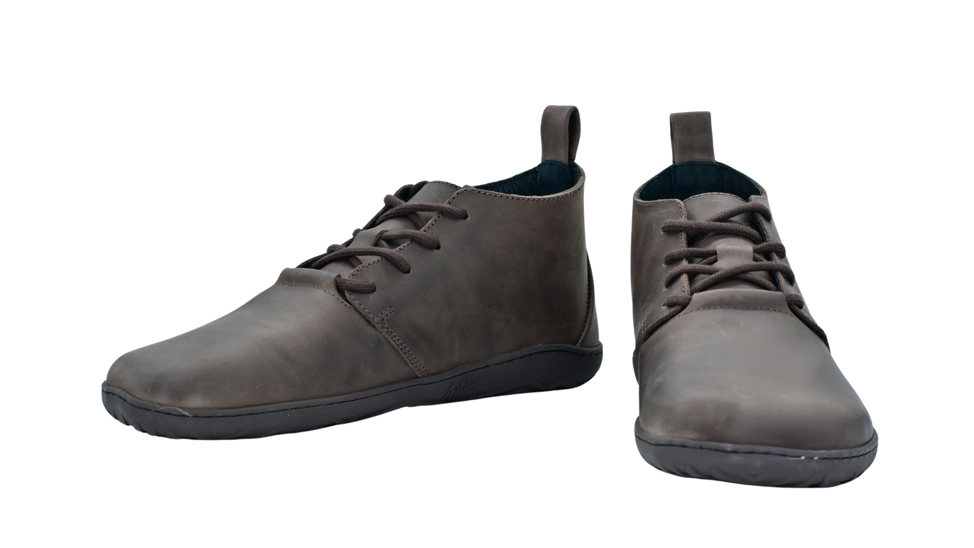 Barfußschuh für Erwachsene als Paar mit breiter Zehenbox, geschlossenem Zehenbereich, geschlossener Ferse, Schnürung, flacher flexibler Sohle, schräge Vorderansicht.