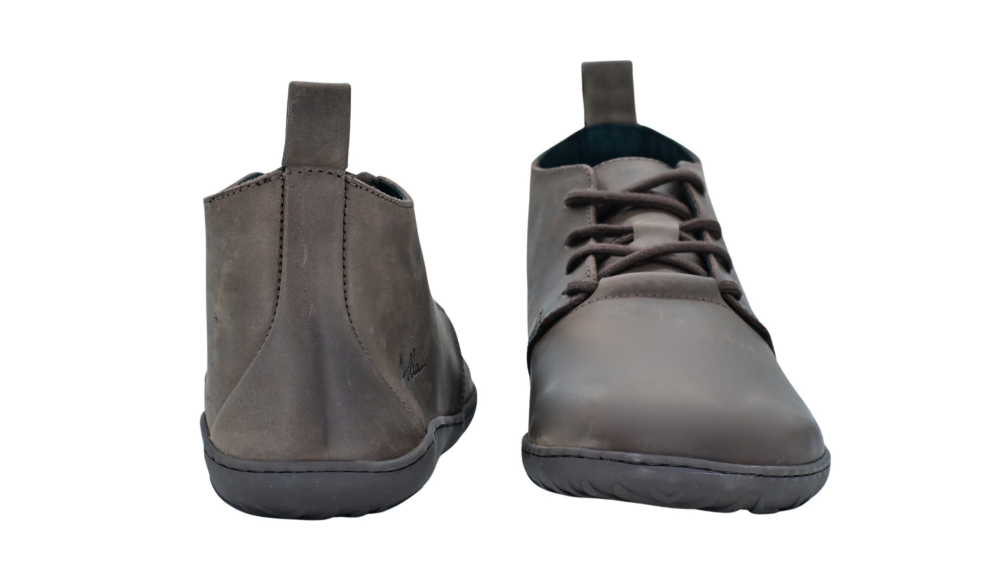 Barfußschuh für Erwachsene mit geschlossener Ferse und Schnürung, flacher flexibler Sohle, Rückansicht.