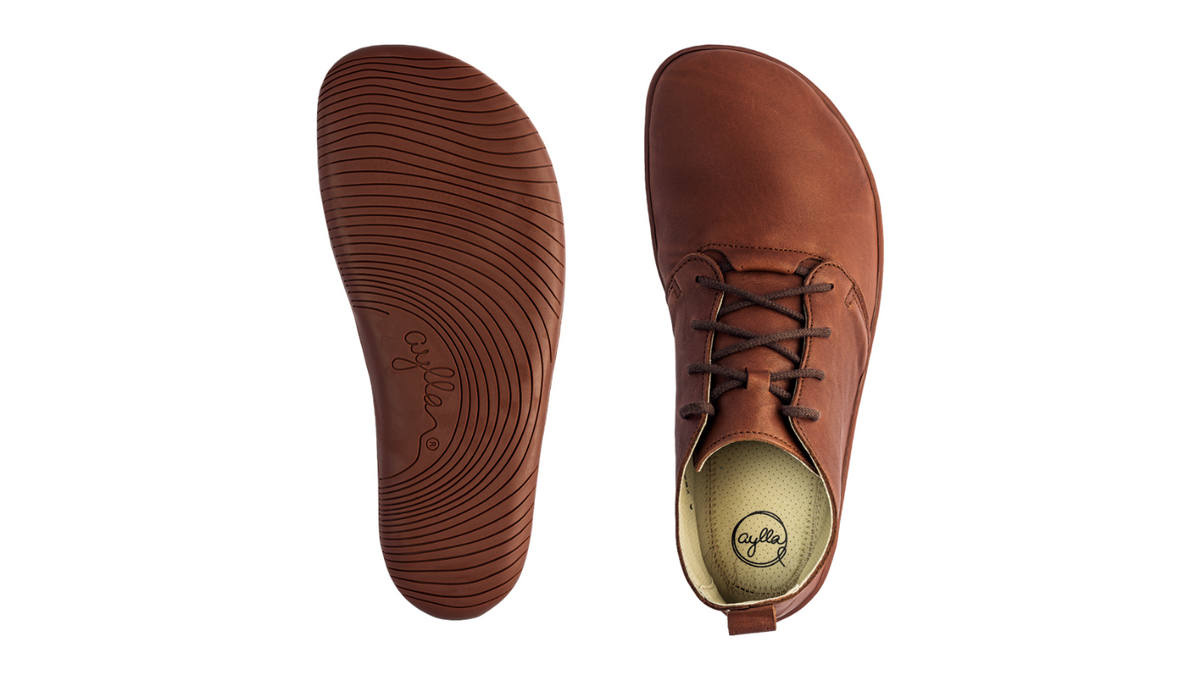 Barfußstiefel, Ansicht von unten und Draufsicht. Flache profilierte Sohle und geöffnete Schuhöffnung sichtbar.
