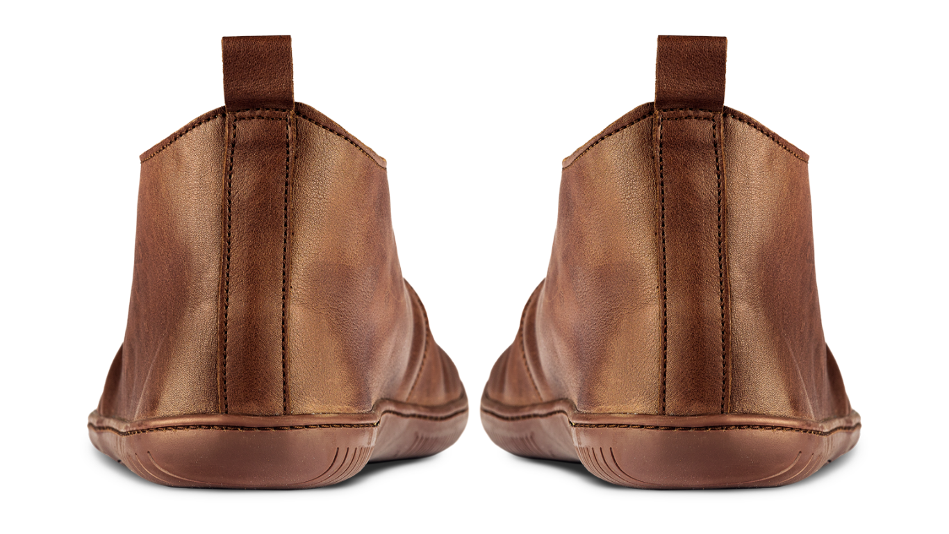 Barfußstiefel als Paar, Rückansicht. Geschlossener Fersenbereich, mittelhoher Schaft, gerade Fersenform.