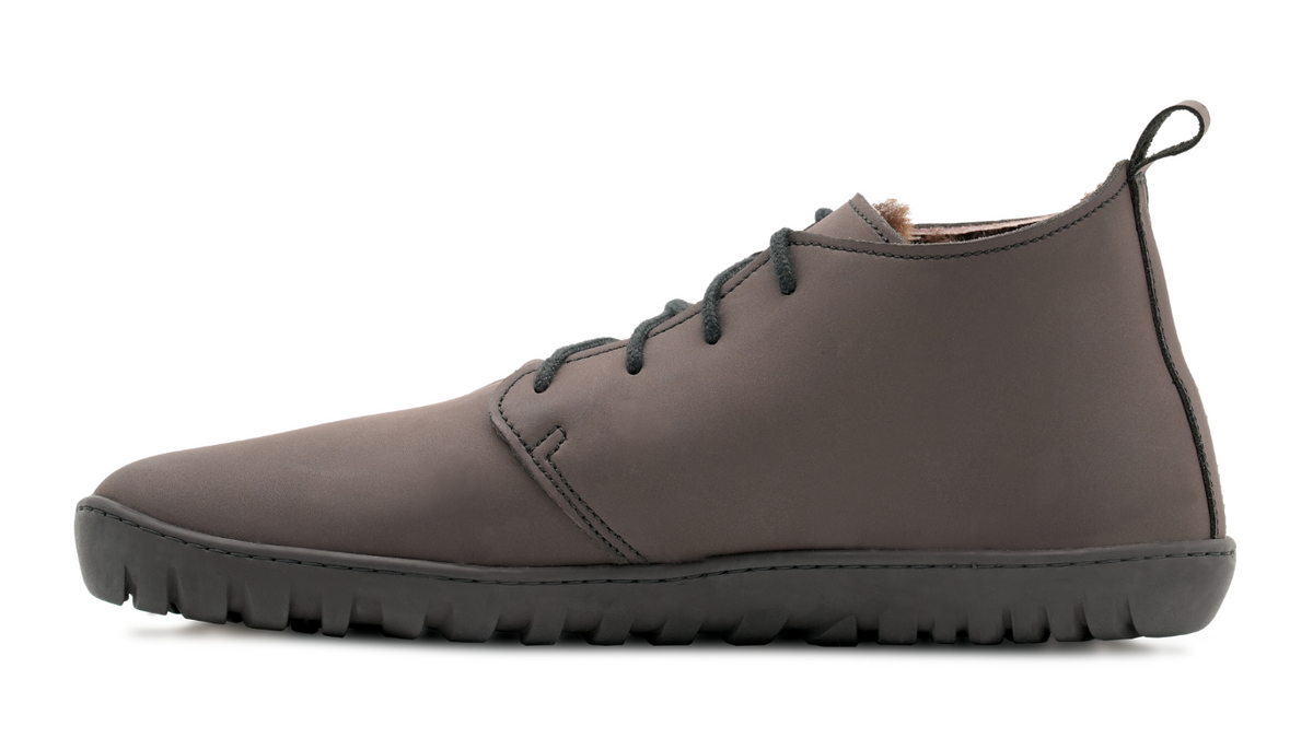Barfußstiefel, Seitenansicht innen. Geschlossener Schuh mit Schnürung, mittelhoher Schaft, durchgehende flache Sohle.