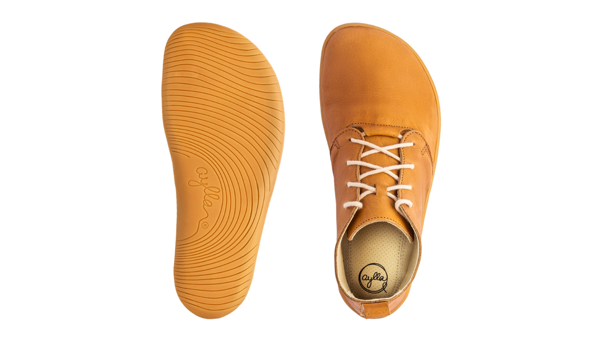 Barfußstiefel, Ansicht von unten. Laufsohlenprofil und flacher Fersenbereich sichtbar.
