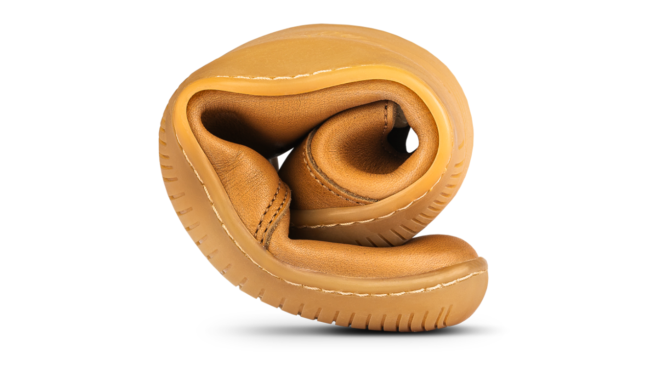 Barfußstiefel, Detailansicht. Schuh vollständig eingerollt, stark flexible Sohle sichtbar.